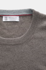 Nahaufnahme des Brunello Cucinelli Cashmere Rundhalspullover graubraun meliert, von oben fotografiert, mit feinem Strick und regular fit.
