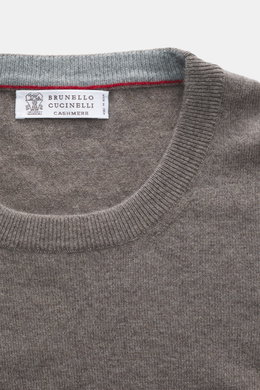 Nahaufnahme des Brunello Cucinelli Cashmere Rundhalspullover graubraun meliert, von oben fotografiert, mit feinem Strick und regular fit.