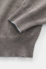 Brunello Cucinelli Cashmere Rundhalspullover graubraun meliert, Nahaufnahme Ärmel und Bund, feiner Strick, schmale Kontrastkante, weicher Griff.