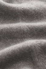 Brunello Cucinelli Cashmere Rundhalspullover graubraun meliert aus feinem Strick, Detailaufnahme der weichen, melierten Oberfläche, Nahaufnahme.