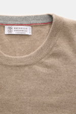 Brunello Cucinelli Cashmere Rundhalspullover beige meliert, Nahaufnahme von oben, feiner Strick, weicher Griff, Regular Fit, Kontrastkante Innenkragen.