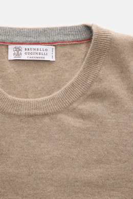 Brunello Cucinelli Cashmere Rundhalspullover beige meliert, Nahaufnahme von oben, feiner Strick, weicher Griff, Regular Fit, Kontrastkante Innenkragen.