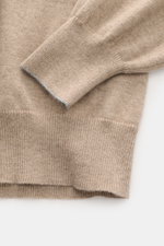 Brunello Cucinelli Cashmere Rundhalspullover beige meliert, Nahaufnahme von Ärmel und Bund, feines Strickbild, schmale Kontrastkanten, soft, Regular Fit.