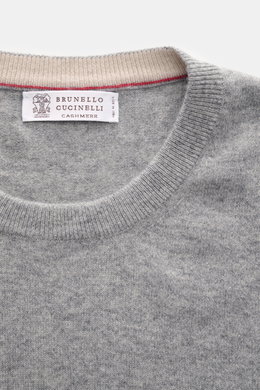 Close-up front view of Brunello Cucinelli Cashmere pullover grey melange showing fine knit crew neck with narrow contrast-coloured edges.

Additional description: <p>This timeless and versatile finely knit crew neck sweater by BRUNELLO CUCINELLI is made f
