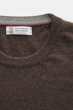 Brunello Cucinelli Cashmere Rundhalspullover braun meliert, Nahaufnahme von oben, feines Strickbild, schmale Kontrastkanten, weicher Cashmere, Regular Fit.