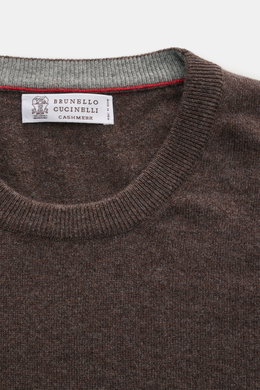 Brunello Cucinelli Cashmere Rundhalspullover braun meliert, Nahaufnahme von oben, feines Strickbild, schmale Kontrastkanten, weicher Cashmere, Regular Fit.