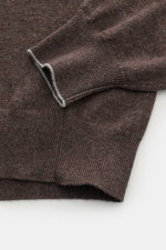 Brunello Cucinelli Cashmere Rundhalspullover braun meliert, Nahaufnahme von oben, feiner Strick, schmale Kontrastkanten, weicher Griff