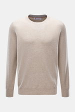 Brustnah fotografierter Brunello Cucinelli Cashmere Rundhalspullover sand meliert mit feinem Strick, schmalen Kontrastkanten und flexiblem Rippbündchen.