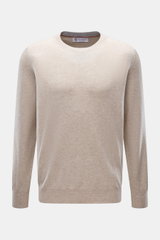 Brustnah fotografierter Brunello Cucinelli Cashmere Rundhalspullover sand meliert mit feinem Strick, schmalen Kontrastkanten und flexiblem Rippbündchen.