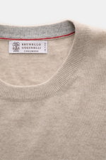 Nahaufnahme des Brunello Cucinelli Cashmere Rundhalspullover sand meliert von oben, feiner Strick, Regular Fit, weicher Griff.