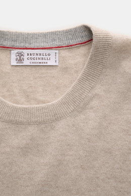 Nahaufnahme des Brunello Cucinelli Cashmere Rundhalspullover sand meliert von oben, feiner Strick, Regular Fit, weicher Griff.