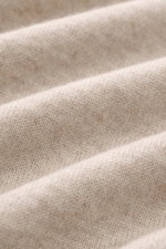 Brunello Cucinelli Cashmere Rundhalspullover sand meliert, feiner Strick, weicher Griff, Kontrastkanten, Detailaufnahme des edlen Materials aus nächster Nähe.