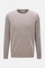 Brunello Cucinelli Cashmere Rundhalspullover taupe meliert, fein gestrickt, Regular Fit, flexible Rippbündchen, frontal fotografiert.