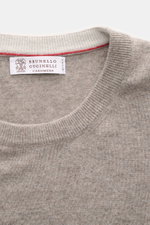 Brunello Cucinelli Cashmere Rundhalspullover taupe meliert, Detailaufnahme von oben, feiner Strick, weicher Griff, schmale Kontrastkante am Kragen.