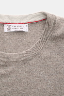 Brunello Cucinelli Cashmere Rundhalspullover taupe meliert, Detailaufnahme von oben, feiner Strick, weicher Griff, schmale Kontrastkante am Kragen.