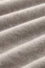 Nahaufnahme des feinen Strickbilds und der weichen Textur des taupe melierten Brunello Cucinelli Cashmere Rundhalspullovers.