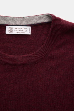 Brunello Cucinelli Cashmere Rundhalspullover bordeaux meliert, Nahaufnahme von oben, feiner Strick, schmale Kontrastkanten, weicher Griff, Regular Fit.