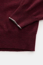 Brunello Cucinelli Cashmere Rundhalspullover bordeaux meliert, Detailaufnahme von Ärmelsaum mit schmalen Kontrastkanten, feiner Strick, Regular Fit.
