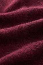 Nahaufnahme des feinen Strickbilds und der schmalen Kontrastkante des bordeaux melierten Brunello Cucinelli Cashmere Rundhalspullovers.