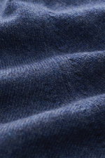 Close-up from an angled top view of Brunello Cucinelli Cashmere pullover grey blue melange showing fine knit texture and smooth pure cashmere fabric.

<p>This timeless and versatile finely knit crew neck sweater by BRUNELLO CUCINELLI is made from pure cas