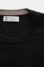 Brunello Cucinelli Cashmere Rundhalspullover anthrazit meliert, Detailfoto von innen mit feinem Cashmere-Strick, Kontrastkante und Label, Regular Fit.