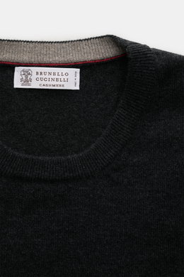 Brunello Cucinelli Cashmere Rundhalspullover anthrazit meliert, Detailfoto von innen mit feinem Cashmere-Strick, Kontrastkante und Label, Regular Fit.
