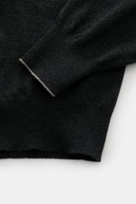 Nahaufnahme des Brunello Cucinelli Cashmere Rundhalspullover anthrazit meliert von oben, Fokus auf feinen Strick und schmale Kontrastkante am Ärmel.