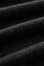 Nahaufnahme des feinen Strickbilds des anthrazit melierten Brunello Cucinelli Cashmere Rundhalspullovers mit weichem Griff.