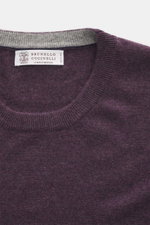 Brunello Cucinelli Cashmere Rundhalspullover violett meliert, Nahaufnahme von oben, feiner Strick, weicher Griff, schmale Kontrastkanten am Kragen.
