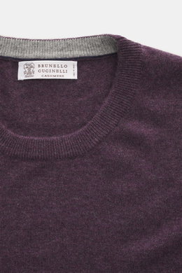 Brunello Cucinelli Cashmere Rundhalspullover violett meliert, Nahaufnahme von oben, feiner Strick, weicher Griff, schmale Kontrastkanten am Kragen.