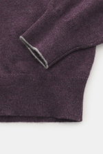 Brunello Cucinelli Cashmere Rundhalspullover violett meliert, Nahaufnahme schmaler Ärmelsaum mit Kontrastkante, feines Strickbild, Regular Fit.