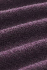 Nahaufnahme des feinen Strickbilds und der weichen Oberfläche des Brunello Cucinelli Cashmere Rundhalspullover violett meliert.