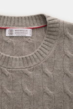 Brunello Cucinelli Cashmere Rundhalspullover taupe meliert, Zopfstrick, feine Kontrastkanten, Rundhalsausschnitt, Detailaufnahme von oben, weicher Griff, Regular Fit.
