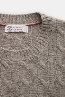 Brunello Cucinelli Cashmere Rundhalspullover taupe meliert, Zopfstrick, feine Kontrastkanten, Rundhalsausschnitt, Detailaufnahme von oben, weicher Griff, Regular Fit.