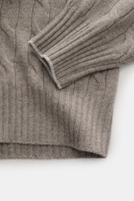 Brunello Cucinelli Cashmere Rundhalspullover taupe meliert, Nahaufnahme von Zopfstrick, schmalen Kontrastkanten und flexiblen Rippbündchen, weicher Griff.