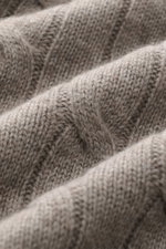 Nahaufnahme des edlen Zopfstricks eines taupe melierten Brunello Cucinelli Cashmere Rundhalspullover, Detail von feinen Kontrastkanten.