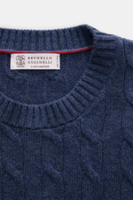 Brunello Cucinelli Cashmere Rundhalspullover graublau meliert, Nahaufnahme von oben, Zopfstrick, weicher Griff, Kontrastkante, Regular Fit.