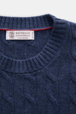 Brunello Cucinelli Cashmere Rundhalspullover graublau meliert, Nahaufnahme von oben, Zopfstrick, weicher Griff, Kontrastkante, Regular Fit.