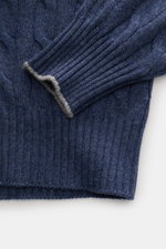 Brunello Cucinelli Cashmere Rundhalspullover graublau meliert, Detailaufnahme von schmalen Kontrastkanten, Zopfstrick und flexiblen Rippbündchen.