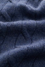 Nahaufnahme des edlen, graublau melierten Brunello Cucinelli Cashmere Rundhalspullovers aus Zopfstrick mit feinem Strickbild und weicher Haptik.