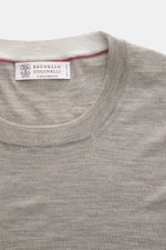 Brunello Cucinelli Feinstrick-Rundhalspullover taupe meliert, aus Wolle und Cashmere, feines Strickbild, schmale Kontrastkanten, Detailansicht Kragen von oben.