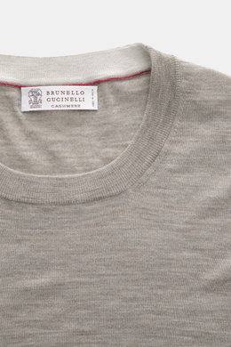 Brunello Cucinelli Feinstrick-Rundhalspullover taupe meliert, aus Wolle und Cashmere, feines Strickbild, schmale Kontrastkanten, Detailansicht Kragen von oben.
