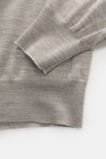 Brunello Cucinelli Feinstrick-Rundhalspullover taupe meliert in Nahaufnahme von oben, feines Strickbild, schmale Kontrastkanten, flexible Rippbündchen.