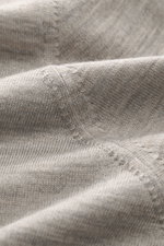 Brunello Cucinelli Feinstrick-Rundhalspullover taupe meliert, Detailaufnahme der feinen Wolle-Cashmere-Struktur aus naher Perspektive mit schmalen Kontrastkanten.
