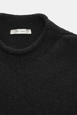 Close-up top-down view of The Row Cashmere crewneck sweater 'Markhim' dark gray melange showing coarse knit, ribbed crew neckline, and label.

<p> Statement knitwear for the cold season: The voluminous 'Markhim' crewneck sweater from THE ROW made of luxur