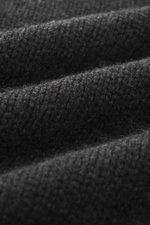 Close-up front view of The Row Cashmere crewneck sweater 'Markhim' dark gray melange showing its dense, coarse knit texture. Statement knitwear for the cold season: The voluminous 'Markhim' crewneck sweater from THE ROW made of luxurious cashmere impresse