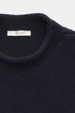 Close-up front view of The Row Cashmere crewneck sweater 'Markhim' navy melange showing coarse knit, crew neckline, and ribbed cuffs, made of slightly elastic, soft-touch cashmere with an oversized fit.