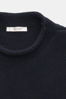 Close-up front view of The Row Cashmere crewneck sweater 'Markhim' navy melange showing coarse knit, crew neckline, and ribbed cuffs, made of slightly elastic, soft-touch cashmere with an oversized fit.