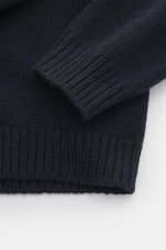 Close-up front view of The Row Cashmere crewneck sweater 'Markhim' navy melange showing coarse knit, ribbed cuffs, and dense cashmere texture. Statement knitwear for the cold season: The voluminous 'Markhim' crewneck sweater from THE ROW made of luxurious