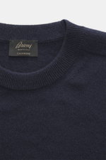 Brioni Cashmere Rundhalspullover navy, Nahaufnahme von oben, reiner Cashmere, weicher Griff, feines Strickbild, Regular Fit, Rundhalsausschnitt, Kontrast-Schulterpasse, Rippbündchen.